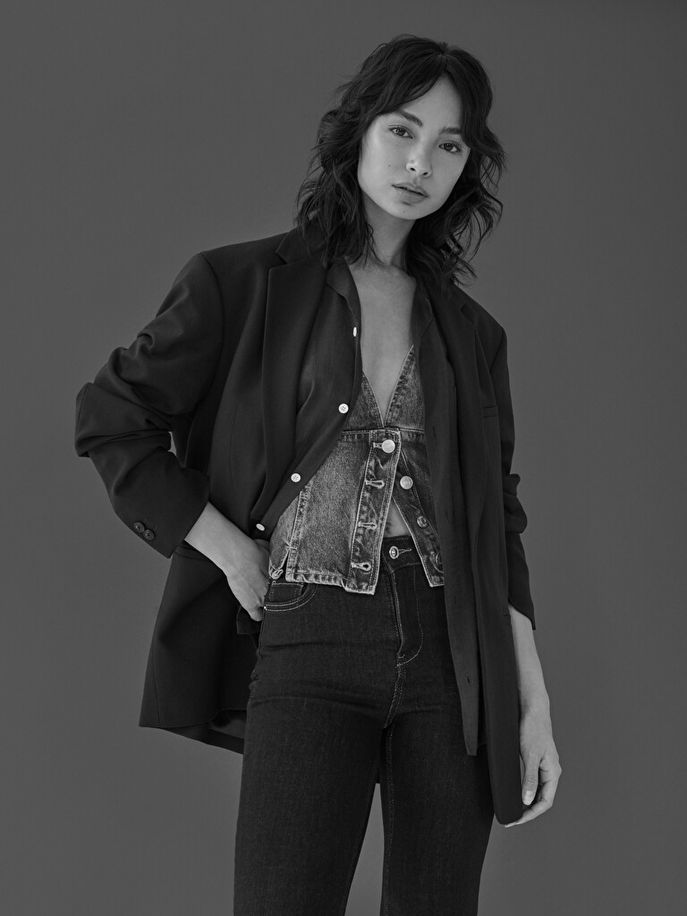 https://select-images.agencypin.com/files/gallery/27920/expanded/gallery_model_mGMUnh4x5ofY.jpg
